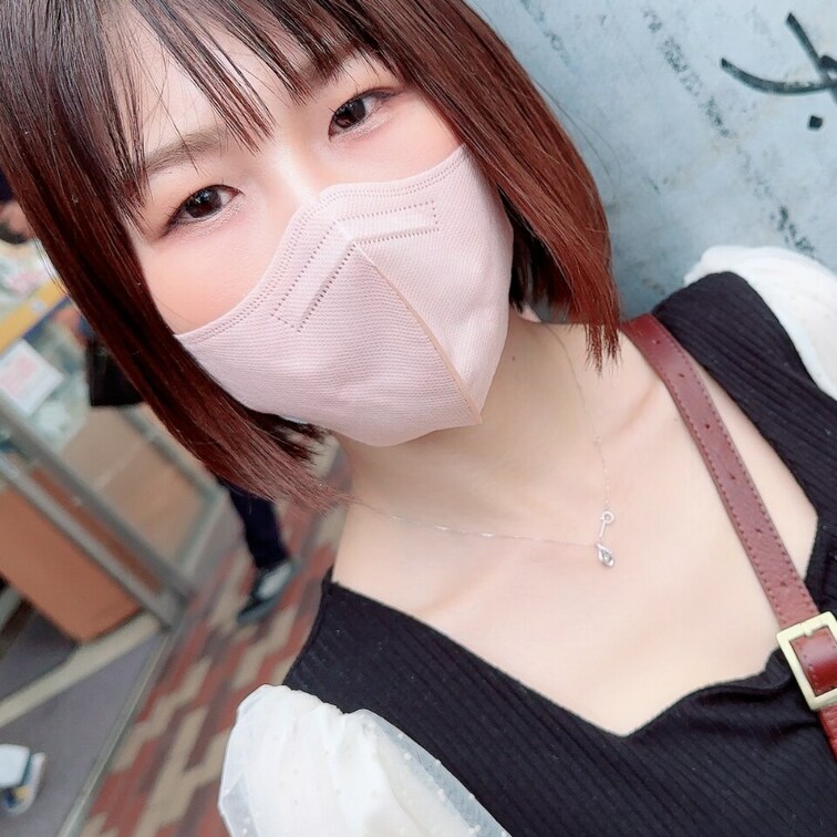 今回えっちなバイトに挑戦するのは近畿地方の百貨店でアパレル店員として働くあやちゃん（24）

パッと見クールな印象で