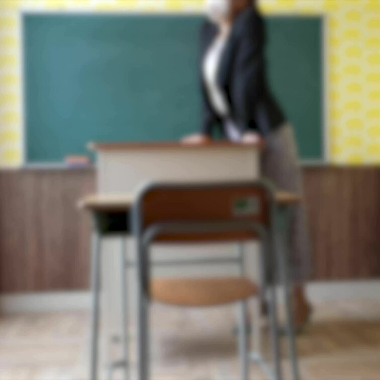 本日公開したハメ撮りのサンプルです💕
昔から憧れてた学校でのセックス🏫
学生の頃たまたま教室の机にクリが当たったとき