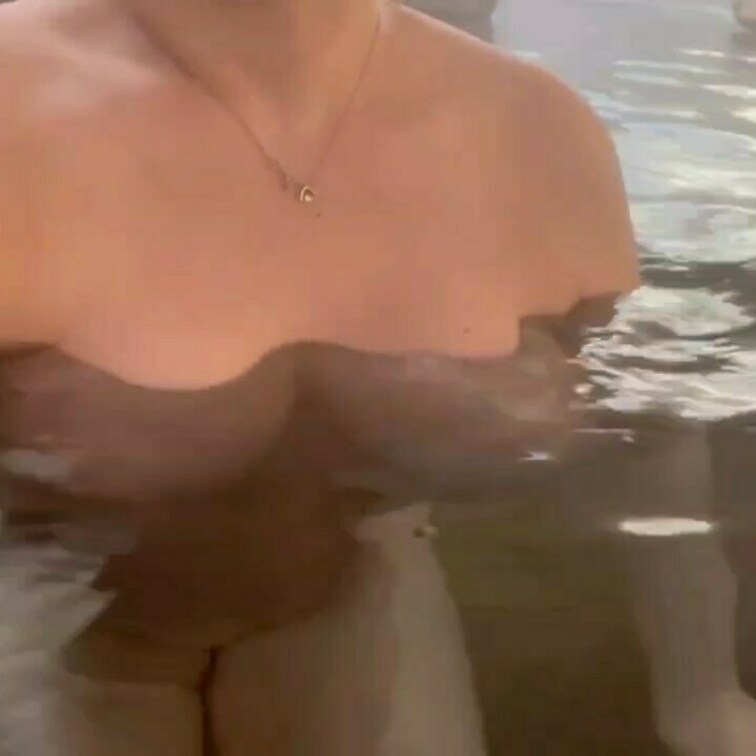 ♥️巨乳を揺らして自撮り