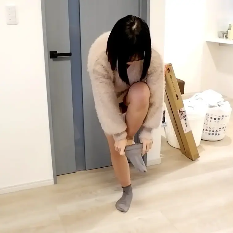りんの個人撮影。着替え中のパンチラです。一番よく見えてるものを選びました。この…