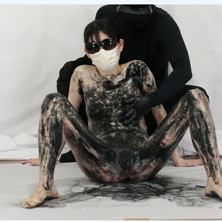 真っ黒メッシー動画　炭まみれの女体 