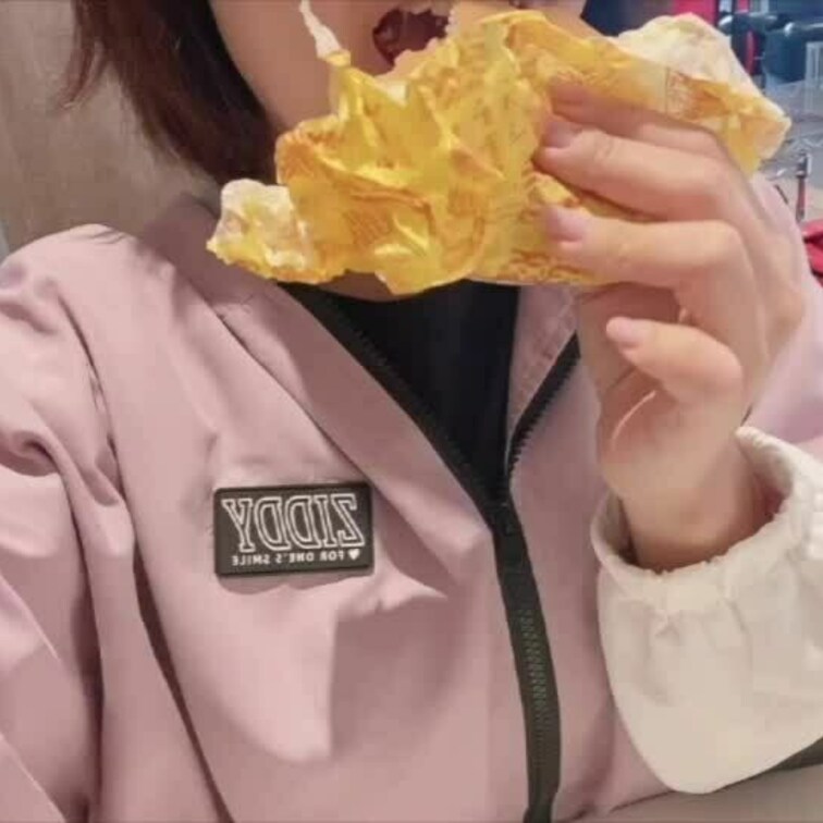 【ファン限定フル動画】🎁

朝マック行って５万円バイト代入ったので月1の楽しみのパチンコに行く女子大学生。パチンコで