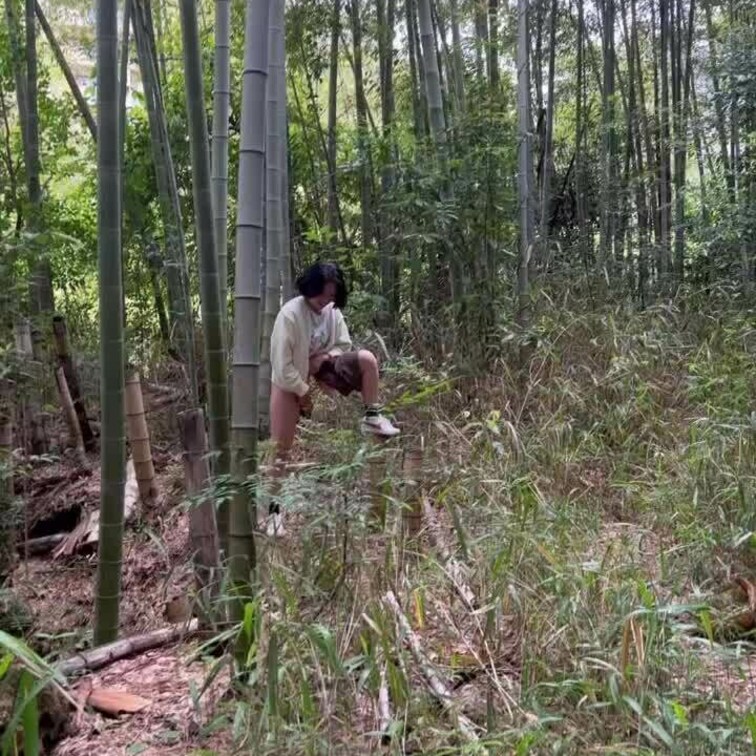 竹林で1人遊びする痴女発見💡😁