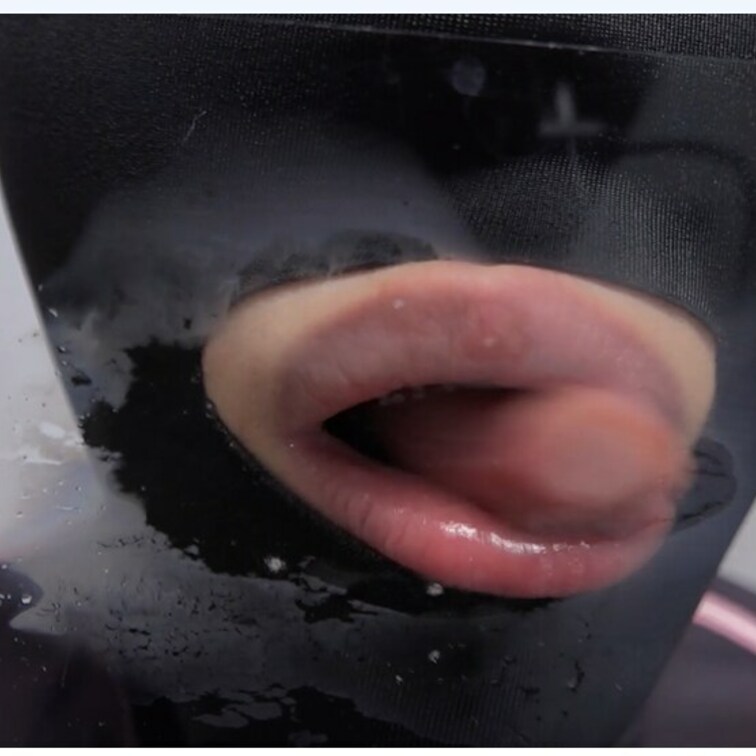 黒布から舌が出てきてペロペロと舌で舐める動き