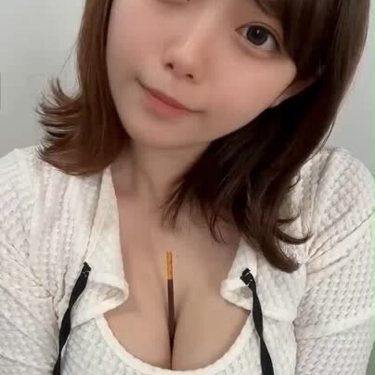 右上のいいねを押してから見てね💛

みさとのポッキー食べる？