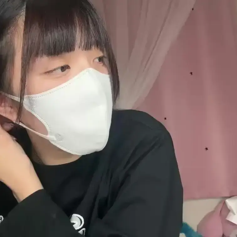 【みれい 20 歳】

みれいさんのライブ配信動画です
生ライブ配信だと、1 回の有料配信を視聴すると、おおよそ平