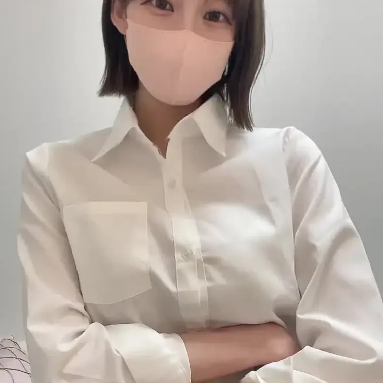 腕で服をたくしあげる動画です！