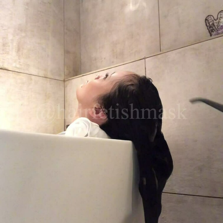 黒髪スーパーロングヘアのシャンプー動画です。