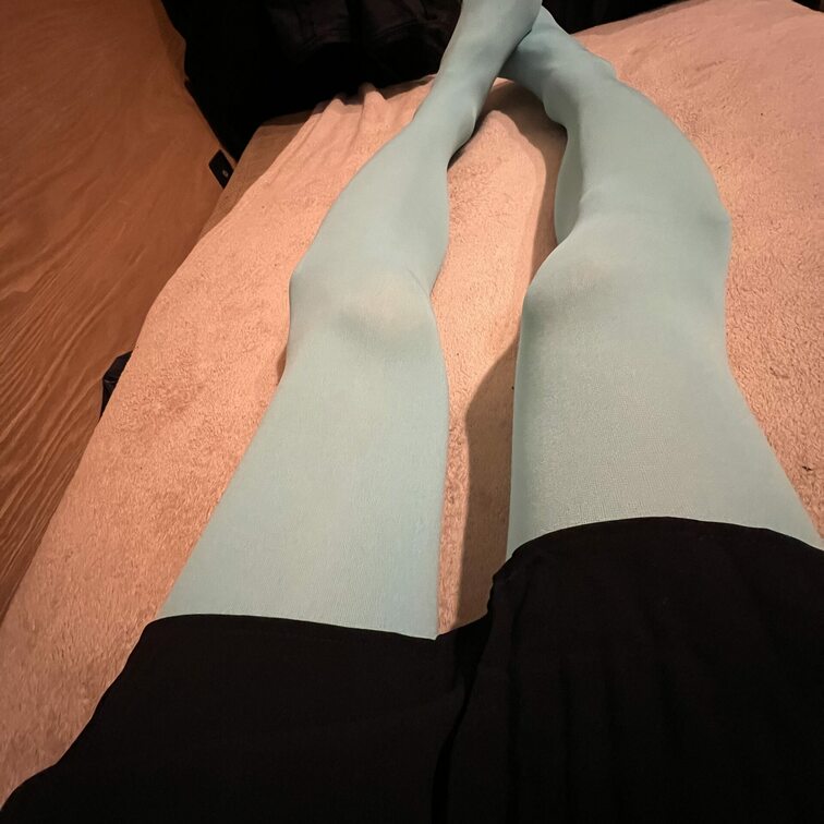 ちょっと寒かったので、ライダースに、ミニスカカラータイで出かけました
