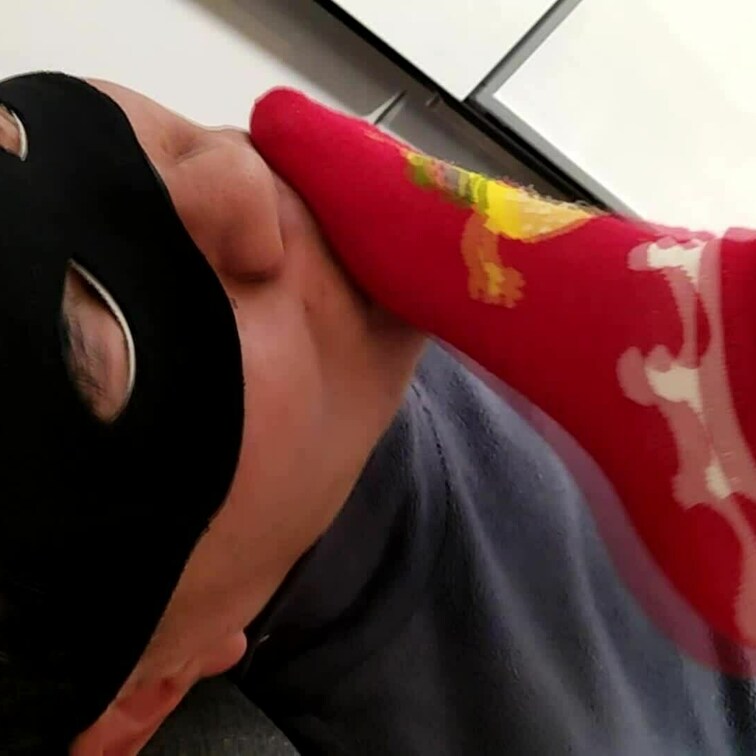 渚ちゃんの私物臭ソックスでストレス発散で顔面踏まれたM男　VOL２最終章
さらに踏み付けは続き、愛用している使用感たっ