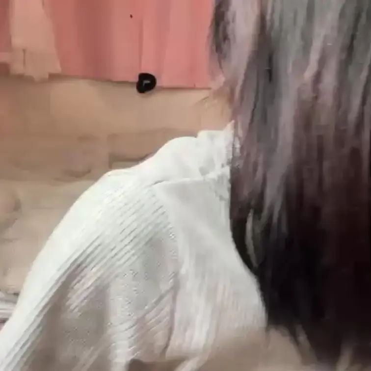 【みれい 20 歳】

みれいさんのライブ配信動画です
生ライブ配信だと、1 回の有料配信を視聴すると、おおよそ平