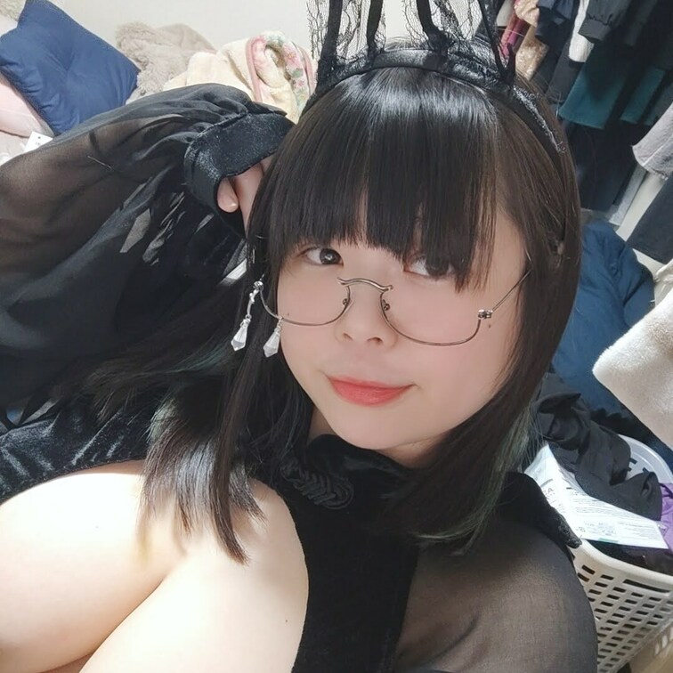 こんにちは!藤色ガーゼの糸です!
昨日実は友達と衣装紹介をしてまして、その時に着た衣装があまりにも可愛かったのでみんな