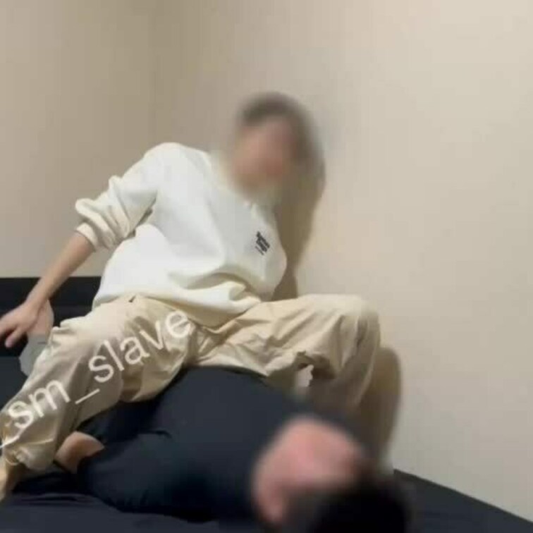 M男の顔は足置き🦶
ついでに消臭させる😂