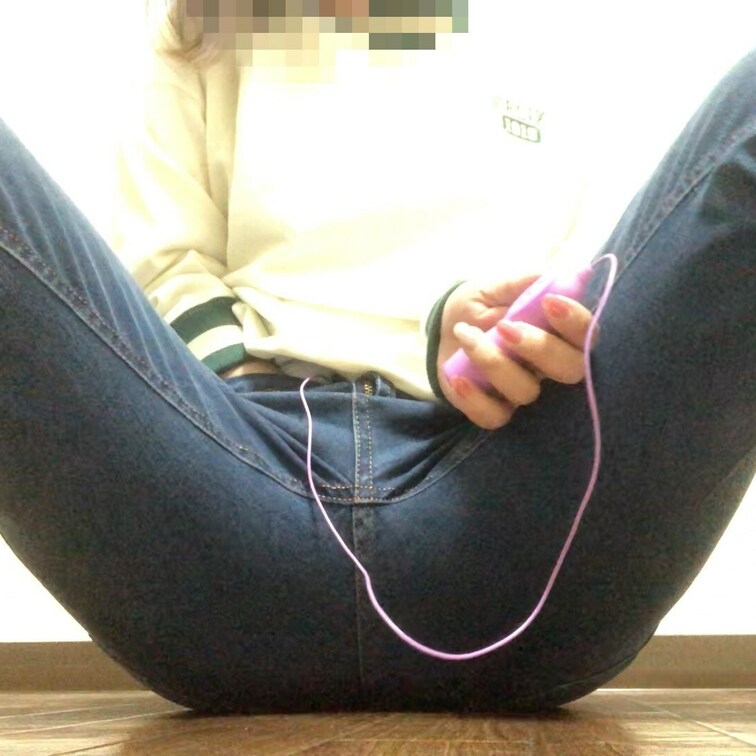 【ファン限定フル動画】🎁
ジーパンの中におもちゃ入れて感じてみました♡早くおっきいの入れたいな。