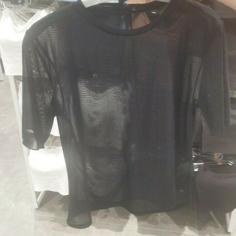 GUでこんな透け透けのトップス購入しました
またカップレス着けて散歩かな
どの下着が映えるだろう