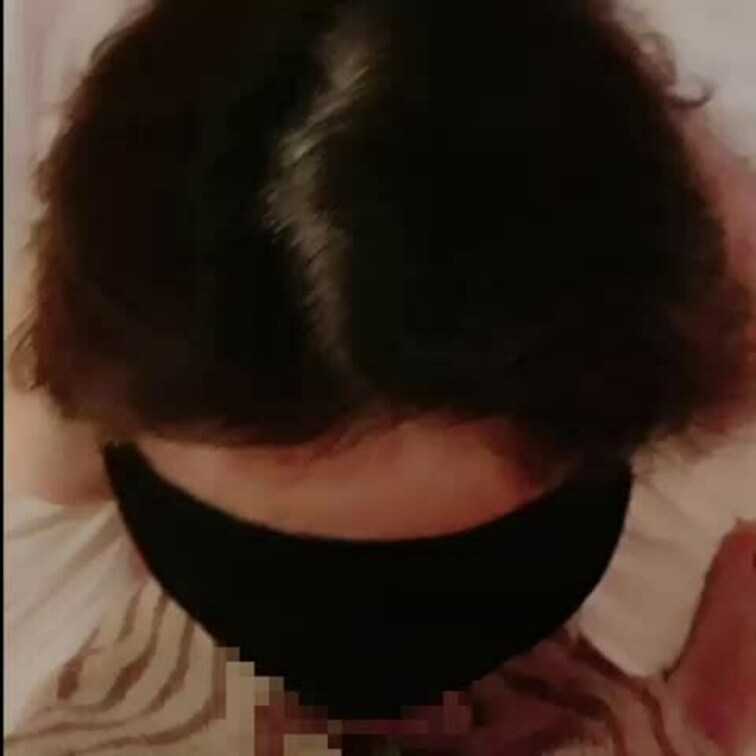 欲求不満な人妻はるかの大好物💕

硬くてちょっと太めのおち○ぽ！！
ねっとりぺろぺろ味わってます。
一度咥えると