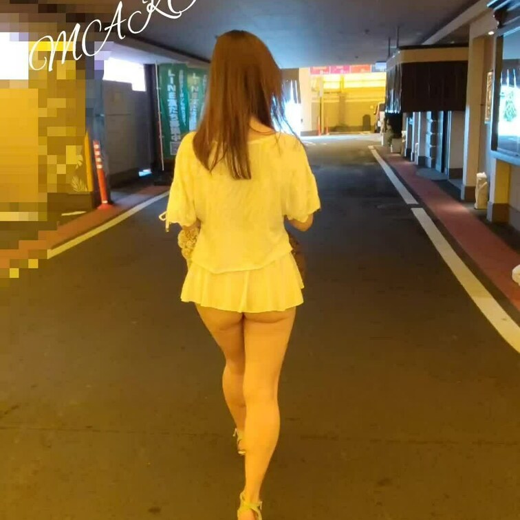 お尻丸見えでホテル🏩入店してみました(///∇///)