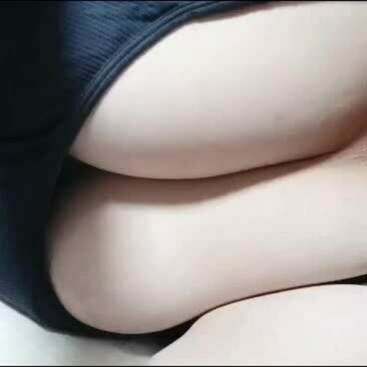 ホクロ見つかったかな？🫣💓

ゴロゴロしながら、つんつんしてみました💓
つんつんしてる間にひょっこりとびだしちゃっ