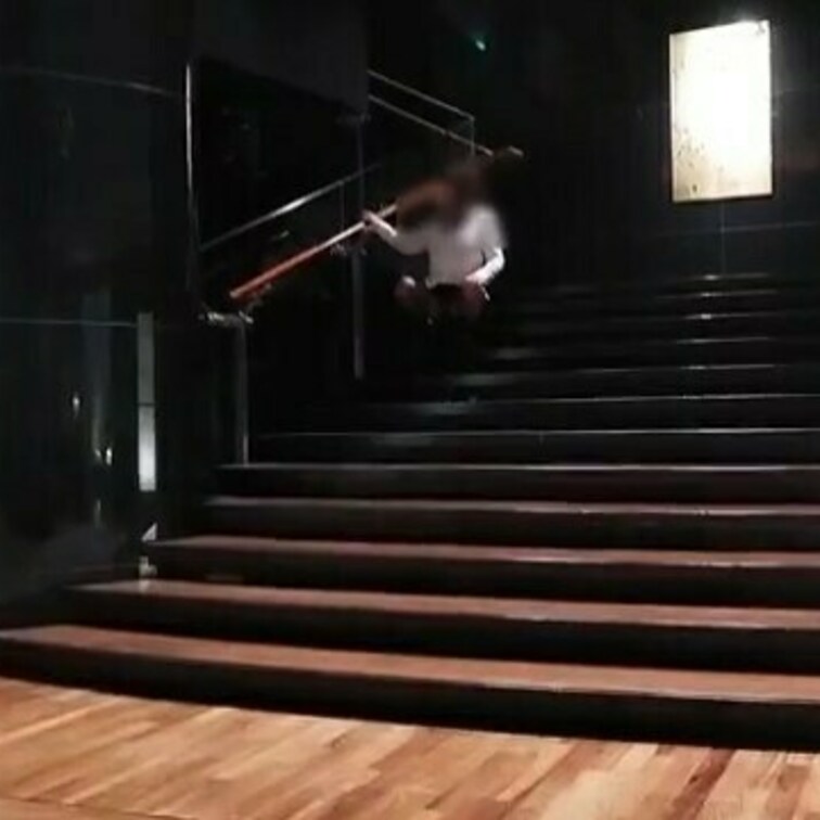 階段で座ってるミニスカ女