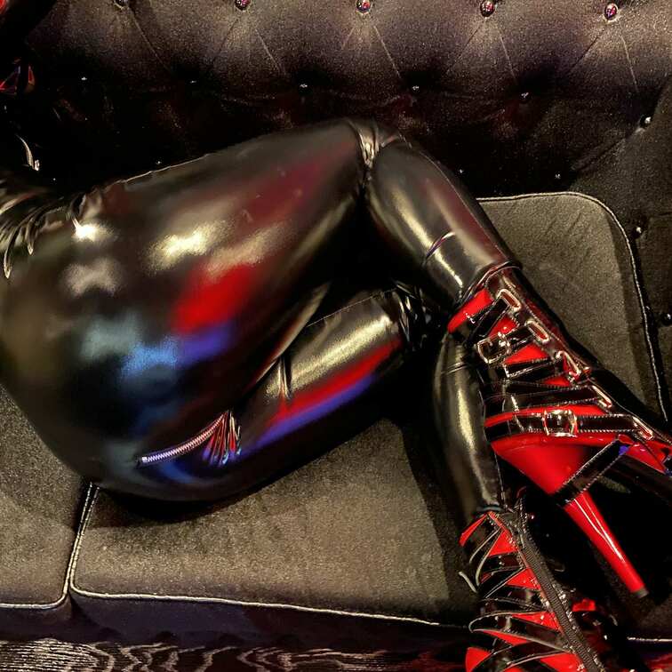 キャットスーツはお好きですか❓☺️
私は…大好き💕
(この日の他の画像は応援プランに今夜掲載してみます🌹)