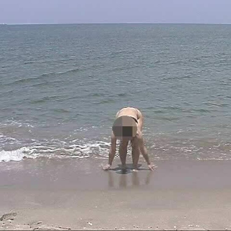 下着で海水浴後、全裸になって泳いでみた。