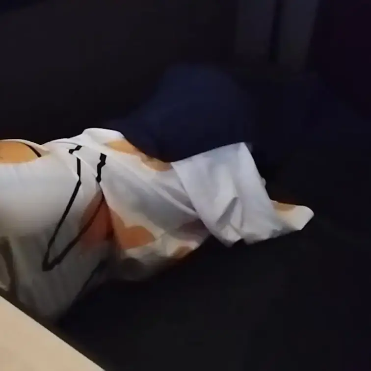 ネカフェで一眠りしてたら……
いきなり人が入ってきて襲われちゃった？！
気持ちいいのには抗えなくて
されるがままに
