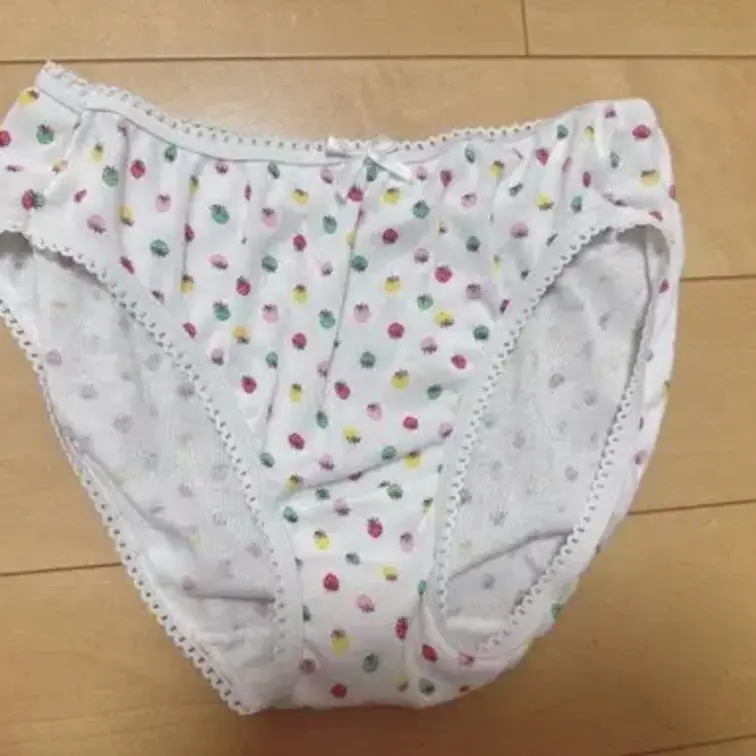 ぽぽぽの今日のパンツです🥰🥰 
 お気に入りパンツです😅
 クロッチ汚れはプラン加入で見れますよ🥰 
 よかったら
