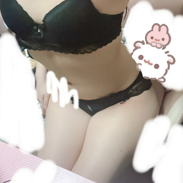 最近暑すぎて大変ですね…_(×Д×_ )
家では部屋にエアコンが無いので常にTシャツとパンツのみで過ごしてます🐙
熱