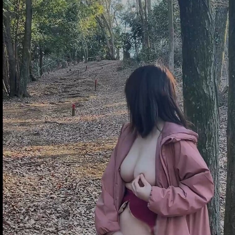 散歩の人が来そうな山の中で開放的なオナニーしました