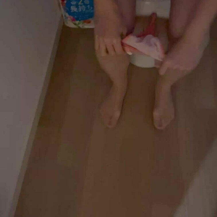 清楚な服で行事出席してるのにTバック履いてオシッコはびちゃびちゃに飛ばしちゃう美人妻…
勢い良すぎる放尿お楽しみくださ