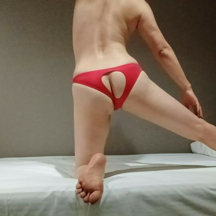 ホテルに宿泊して
部屋着を脱いで…

お尻見えるパンツ姿で
ヨガします✨

よかったら一緒にどうぞ！