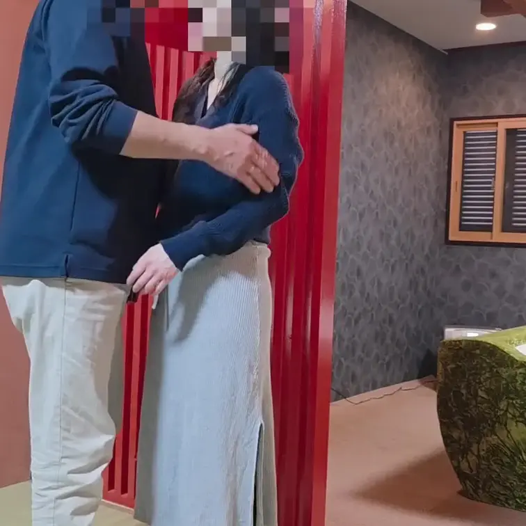 悪友と妻がホテルで密会した時の動画になります。