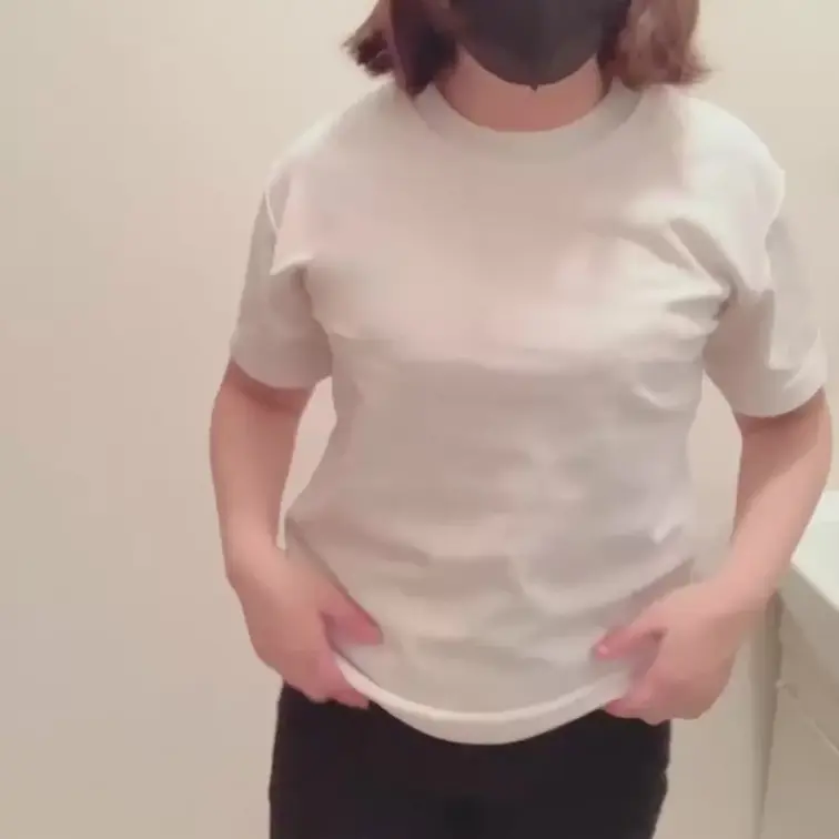 ジャージを脱いだり指フェラ、パイズリ風動画、下着のままオニャニーしたり💕な動画です (1/2)
