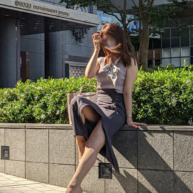 新しく買ったこのスリットが大胆なスカート！タイトスカートは自信が無いな…と思っていたけど、一目惚れして冒険しちゃいました