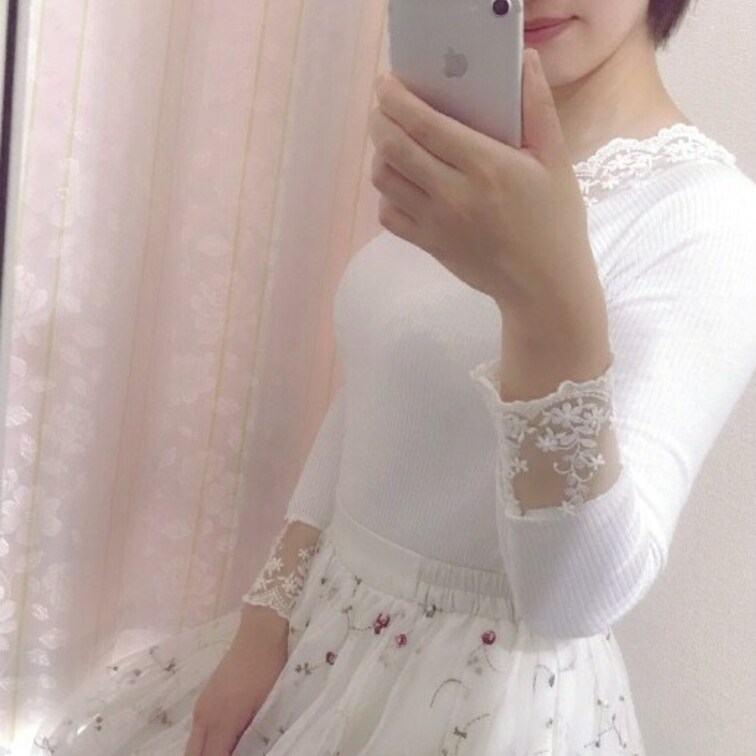 清楚系は好きですか？(*´ω`*)❣️

このチュールスカートの花、立体的になってて可愛いんですよ♡



