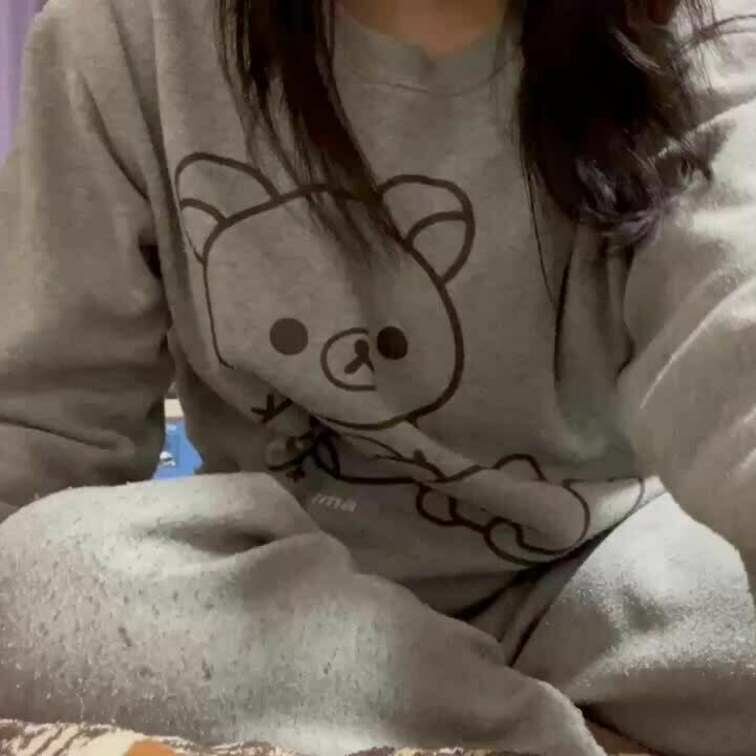ただ服を脱ぐだけの動画です。続きはえちえちプランで見れます(膣トレ用のボールを出してます)。