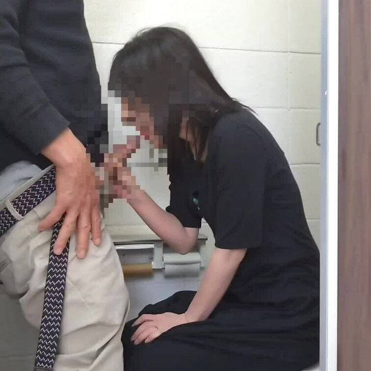 個室で他人棒を丁寧に辞めて奉仕する姿です
個室のドアを開けたままでフェラしながら濡らす妻です