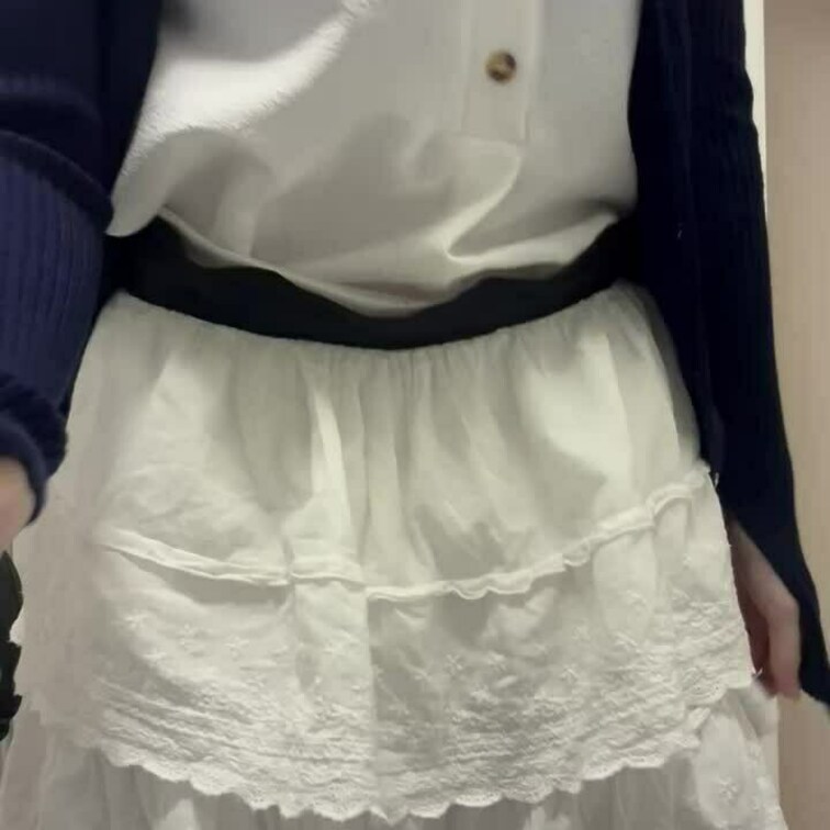 リクエストに応えて
洋服をぬぎぬぎしてブラもぬぎぬぎしてみたよ？？
お尻大きいかな？