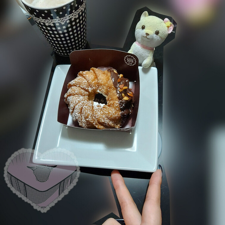 そして

今から食す！😊

深夜の㌍にヒヨってるやつおる？
(゜▽゜*)ニパッ♪

☑生フレンチクルーラー