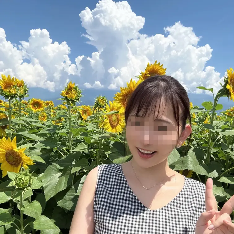 先日、ひまわりを見てきました🌻
暑くて汗だくになったけど元気をもらったよ💛

顔出しも公開中です♡