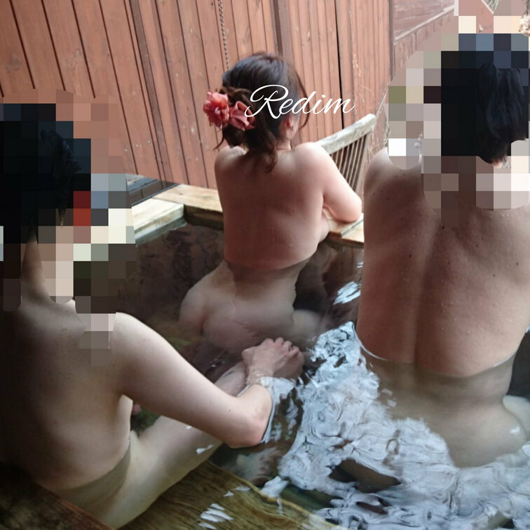 連投で温泉旅行ネタです(^.^;
混浴温泉って体の大きな男性のそばに入ると
私が痩せて見える効果がありますネ🎵(