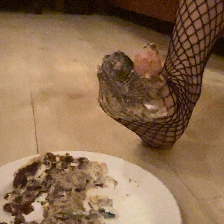 フークラからの足舐め

フークラ初挑戦だというM男。私も久しぶりのフークラ。大好きなケーキを踏み潰して、私の足がきれ