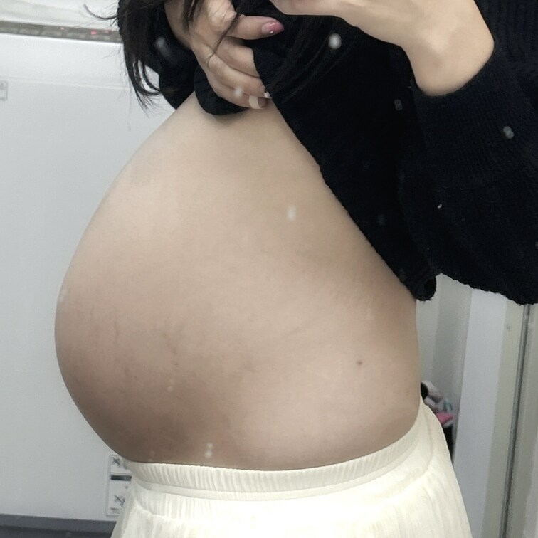 動画全然撮れてない😭けど、経過報告です😊
今のお腹はこんな感じ！
胎動が結構ゴリゴリと痛いです😣