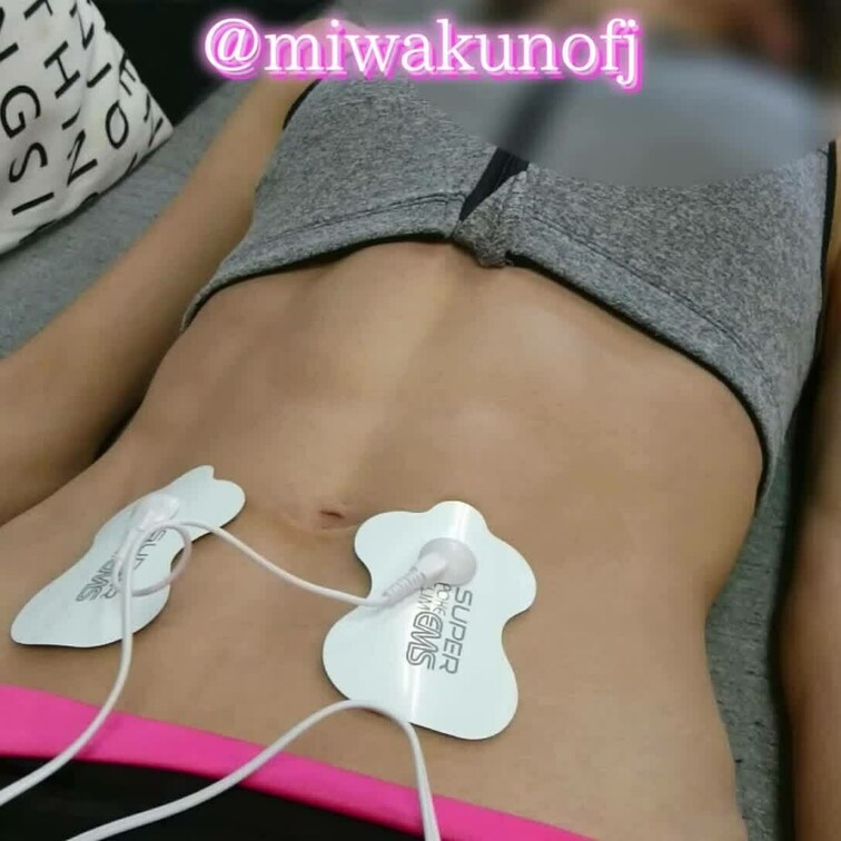 《単品販売》【腹筋美女のお腹に電流を流すと…！】
※スマホで投稿したものをひとつの動画にまとめたものです。