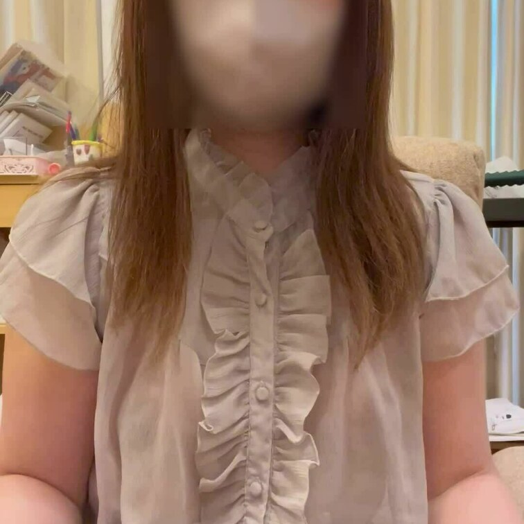 透け透けブラウスを脱いだらおっぱいが…♡