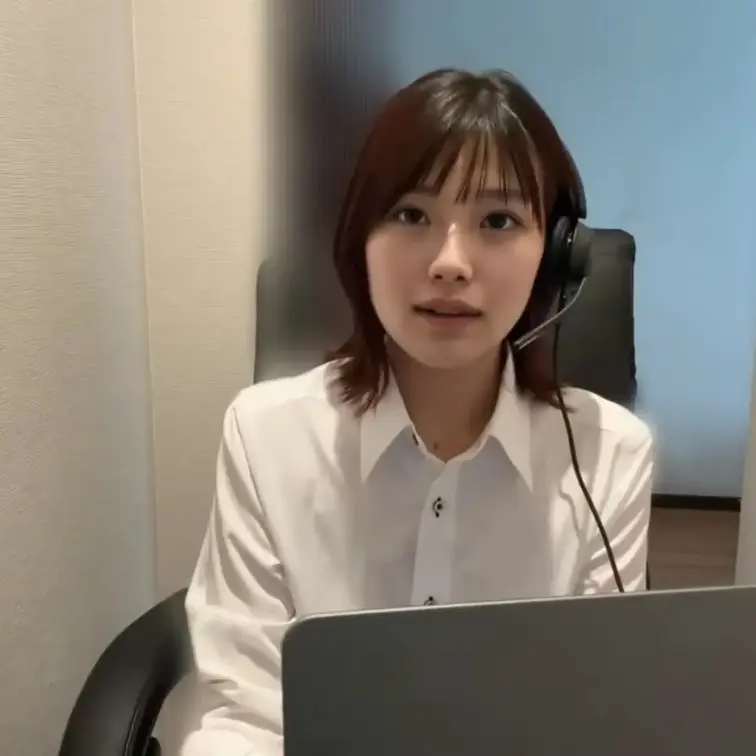結衣です！
テレワークの日、昼休み前の会議でちょっと熱くなりすぎちゃって、、

お昼休みにゲームして気を紛らわせようとしたんですけど、なんか全然収まらなくて、そのままギリギリまでしちゃいました😭

手でした後もまだ足りなくて、おもちゃでも続けようとしたんだけど、気が付いたら午後の業務が始まりそうになってて、、、
慌てて元に戻りました🥺

短い時間だったのに、思っていたより止まらなくなってしまったので、よかったら見てみてください。