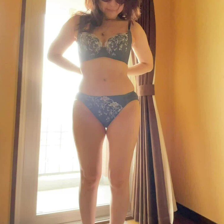人妻Ｋ
脱衣からガニ股ダブルピース
窓際でペニスとディルドをダブルフェラから
ディルド挿入しながらフェラ