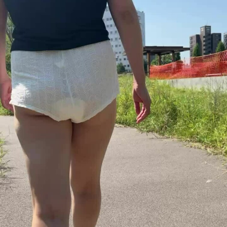 ナプキンに見えるのは尿取りパッド
薄い生地のショートパンツなので溢れてしまえばすぐわかっちゃいます🤩