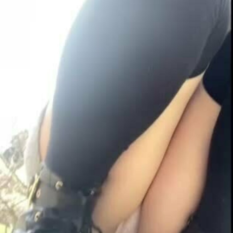 しゃがみパンチラ
メグのお股を覗き込んでる感じの映像です
