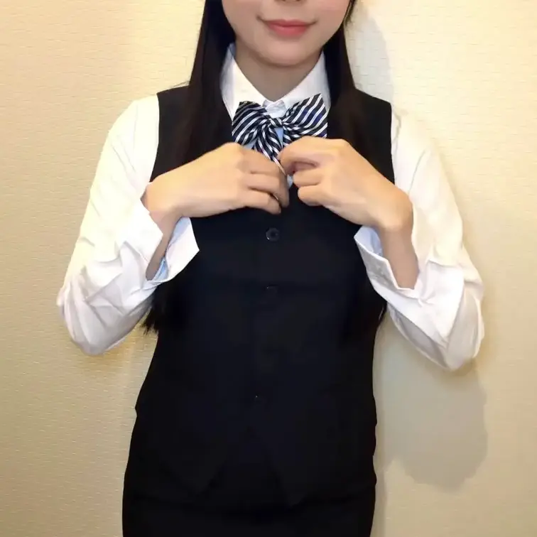 会社の廊下でスーツのボタン外しておっぱい見せちゃう新卒///

先輩たちが来る前、誰よりも早く出社して
真面目な新